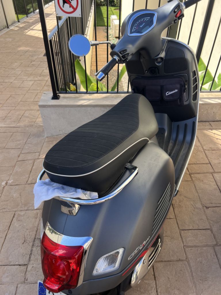 Vespa GTS 300 grau 08/22 600 km ITF bis 2026