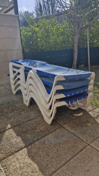 Vier Garten Liegen zu verschenken