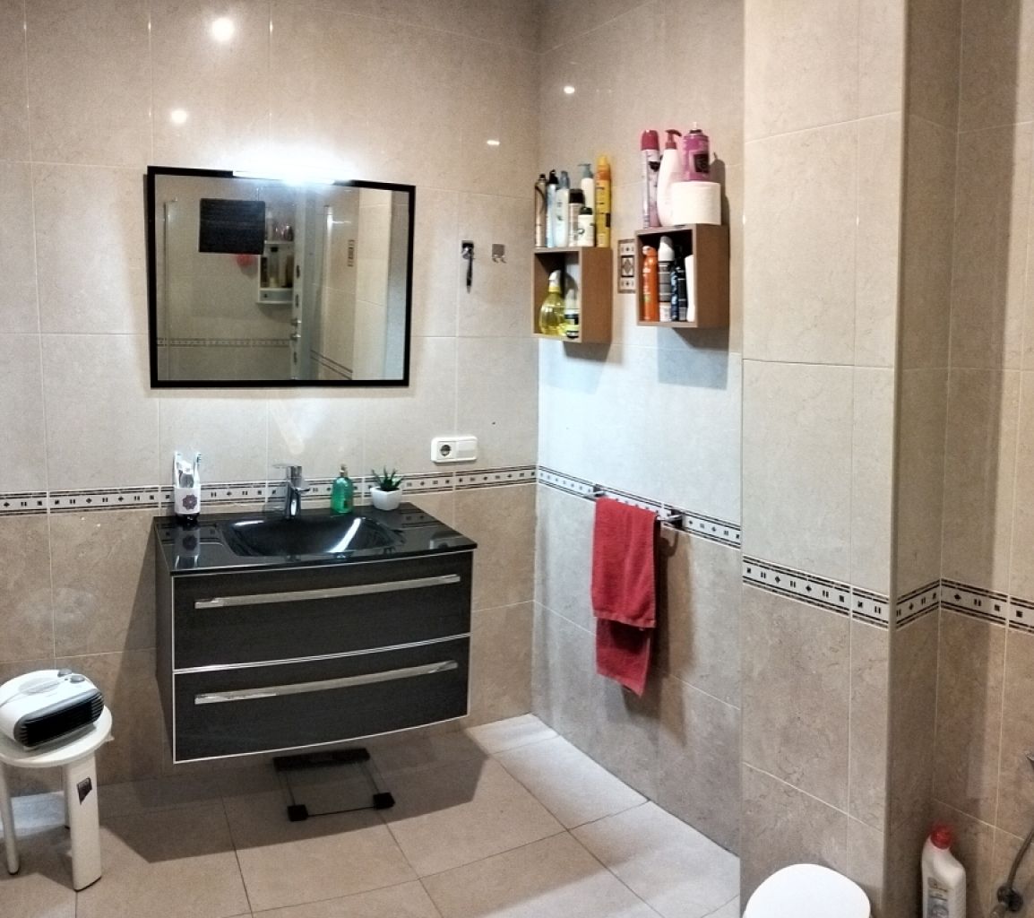 VILAFRANCA DE BONANY: 3 SZ-Wohnung 126 m2  mit Balkon im 2-Parteien-Haus fussläufig zum Stadtkern