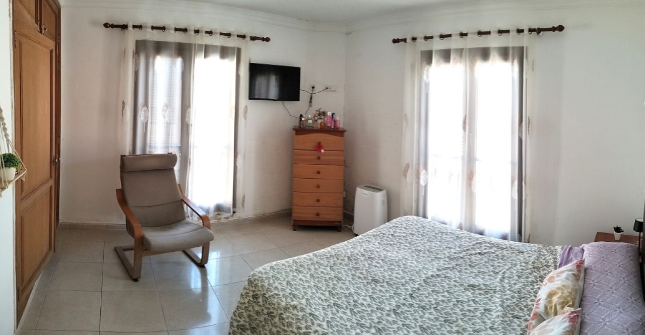 VILAFRANCA DE BONANY: 3 SZ-Wohnung 126 m2  mit Balkon im 2-Parteien-Haus fussläufig zum Stadtkern