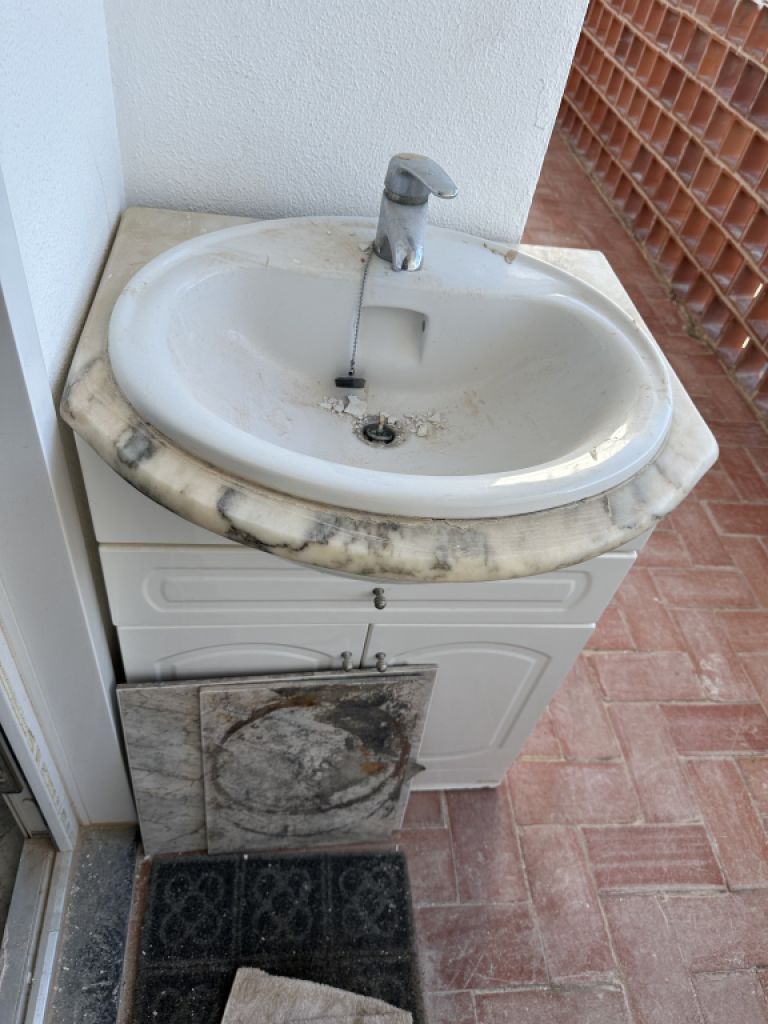 Waschbecken mit Waschtisch zu verschenken