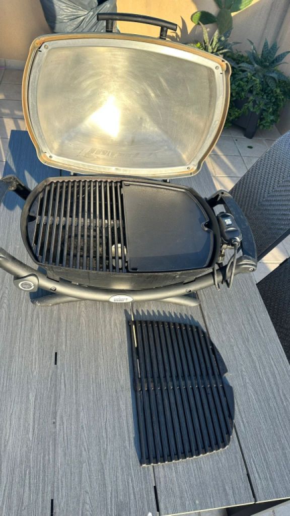 Weber Elektrogrill Modell Q2400 mit Grillplatte