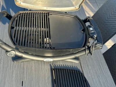 Weber Elektrogrill Modell Q2400 mit Grillplatte