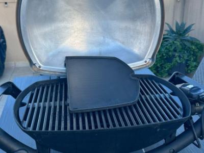 Weber Elektrogrill Modell Q2400 mit Grillplatte