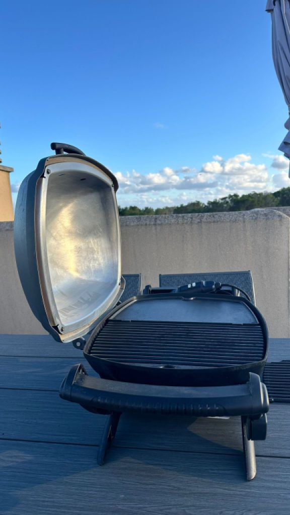 Weber Elektrogrill Modell Q2400 mit Grillplatte