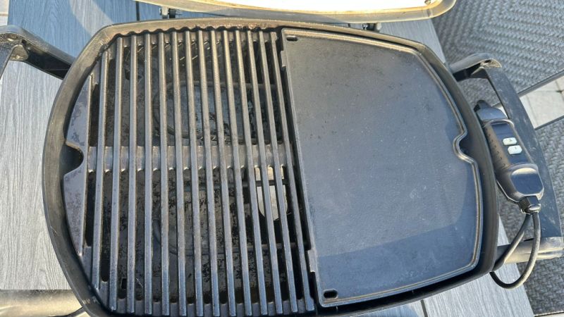 Weber Elektrogrill Modell Q2400 mit Grillplatte