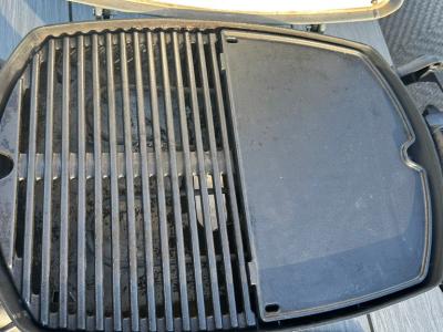 Weber Elektrogrill Modell Q2400 mit Grillplatte