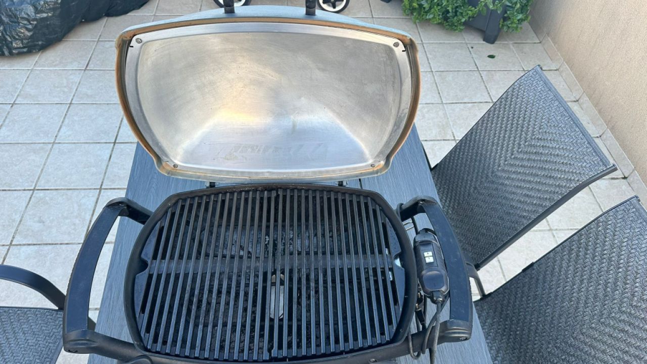 Weber Elektrogrill Modell Q2400 mit Grillplatte