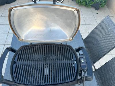 Weber Elektrogrill Modell Q2400 mit Grillplatte
