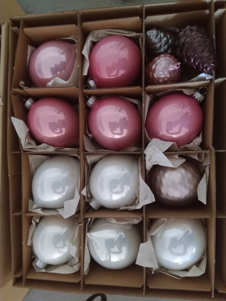 Glass Christmas baubles beige rose ........ 38 pcs.