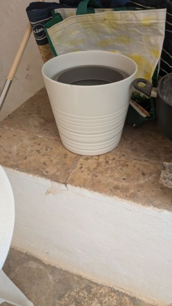 Maceteros blancos, como nuevos