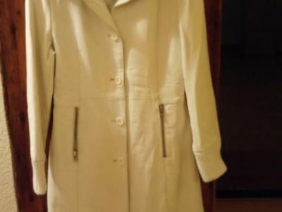 Weißer Ledermantel
