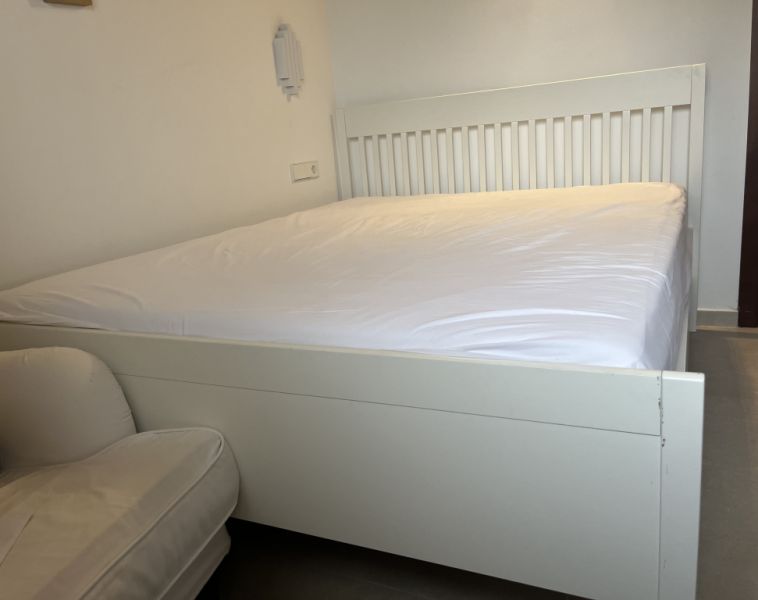 Cama blanca IKEA