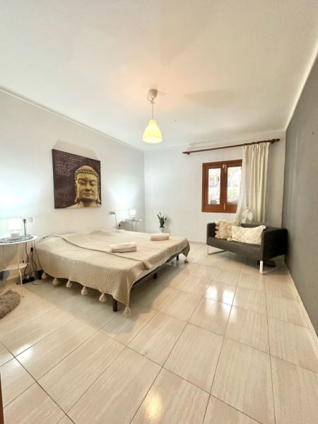 Room in a shared flat on the east of the island for October/November possibly December