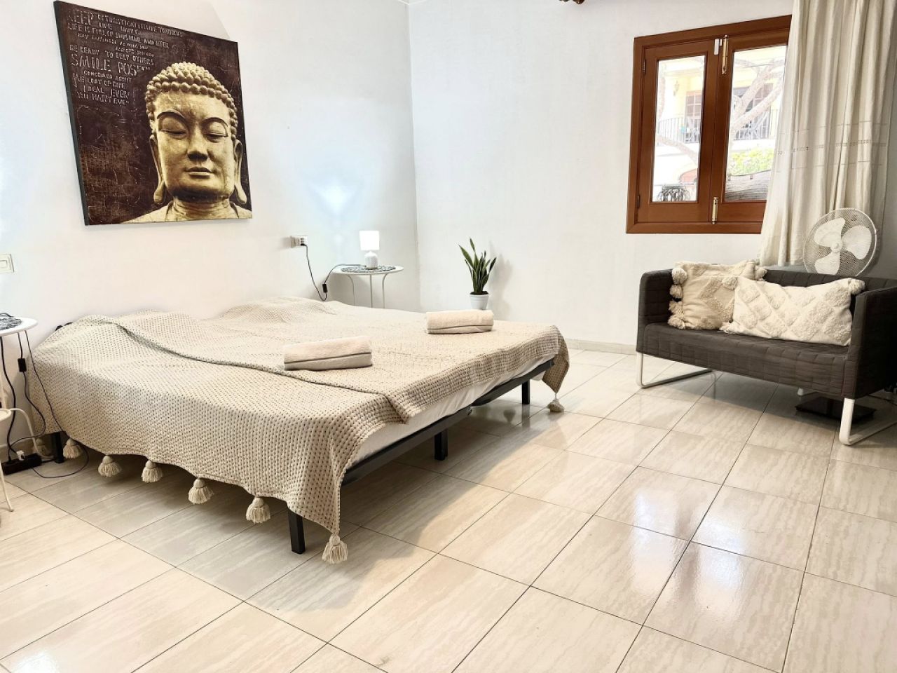 Room in a shared flat on the east of the island for October/November possibly December