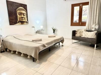 Room in a shared flat on the east of the island for October/November possibly December