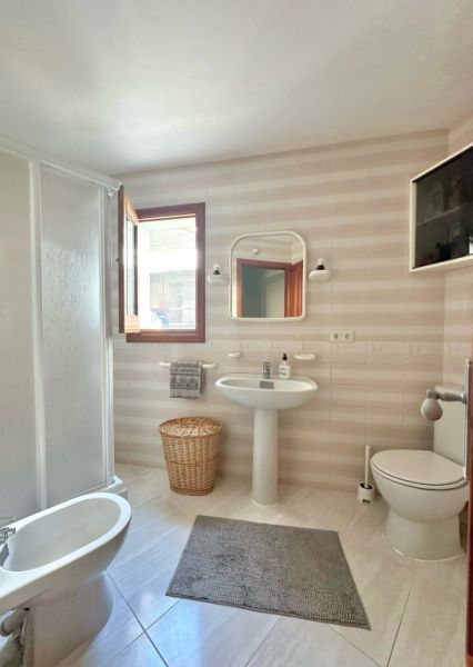 Room in a shared flat on the east of the island for October/November possibly December