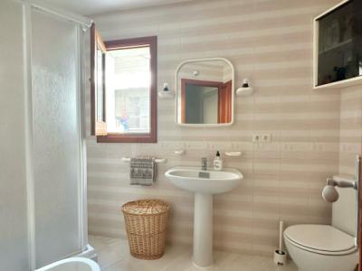 Room in a shared flat on the east of the island for October/November possibly December