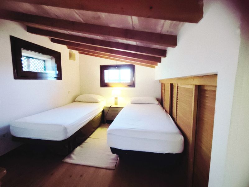 Invierno: 2 casas en un mismo terreno con AC, chimenea y buena ubicación cerca de Campos --- F 92 a + b WT