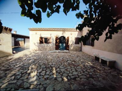 Invierno: 2 casas en un mismo terreno con AC, chimenea y buena ubicación cerca de Campos --- F 92 a + b WT