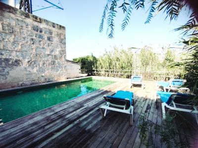 Invierno: 2 casas en un mismo terreno con AC, chimenea y buena ubicación cerca de Campos --- F 92 a + b WT