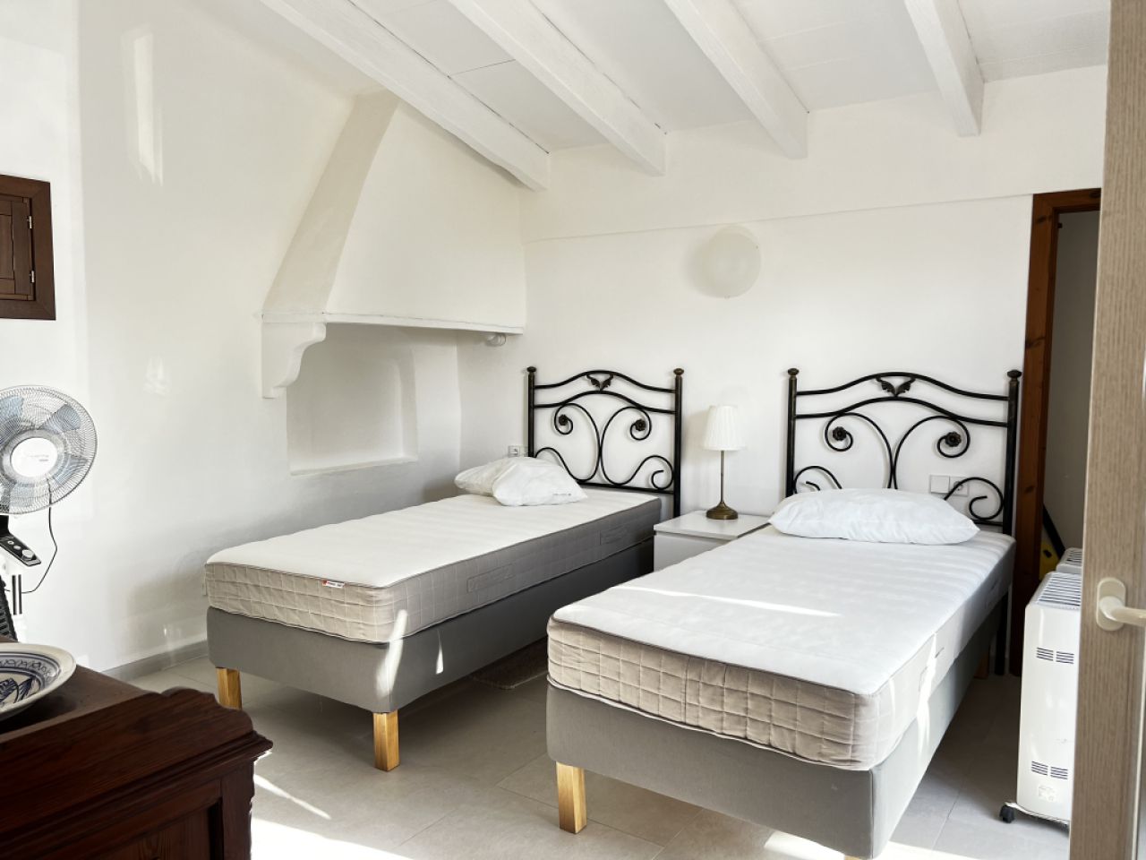 WINTER: 2 storey finca with oil central heating near Montouri ---- F 78 WT