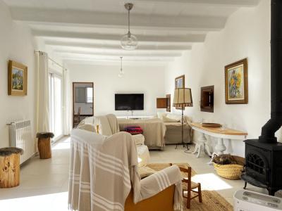 WINTER: 2 storey finca with oil central heating near Montouri ---- F 78 WT