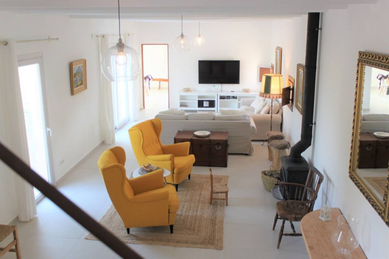 WINTER: 2 storey finca with oil central heating near Montouri ---- F 78 WT