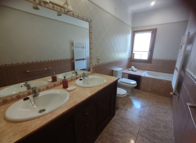 Winter: Ebenerdiges Chalet mit Ölzentralheizung und Garten in ruhiger Lage von Porto Colom  CH 27 WT