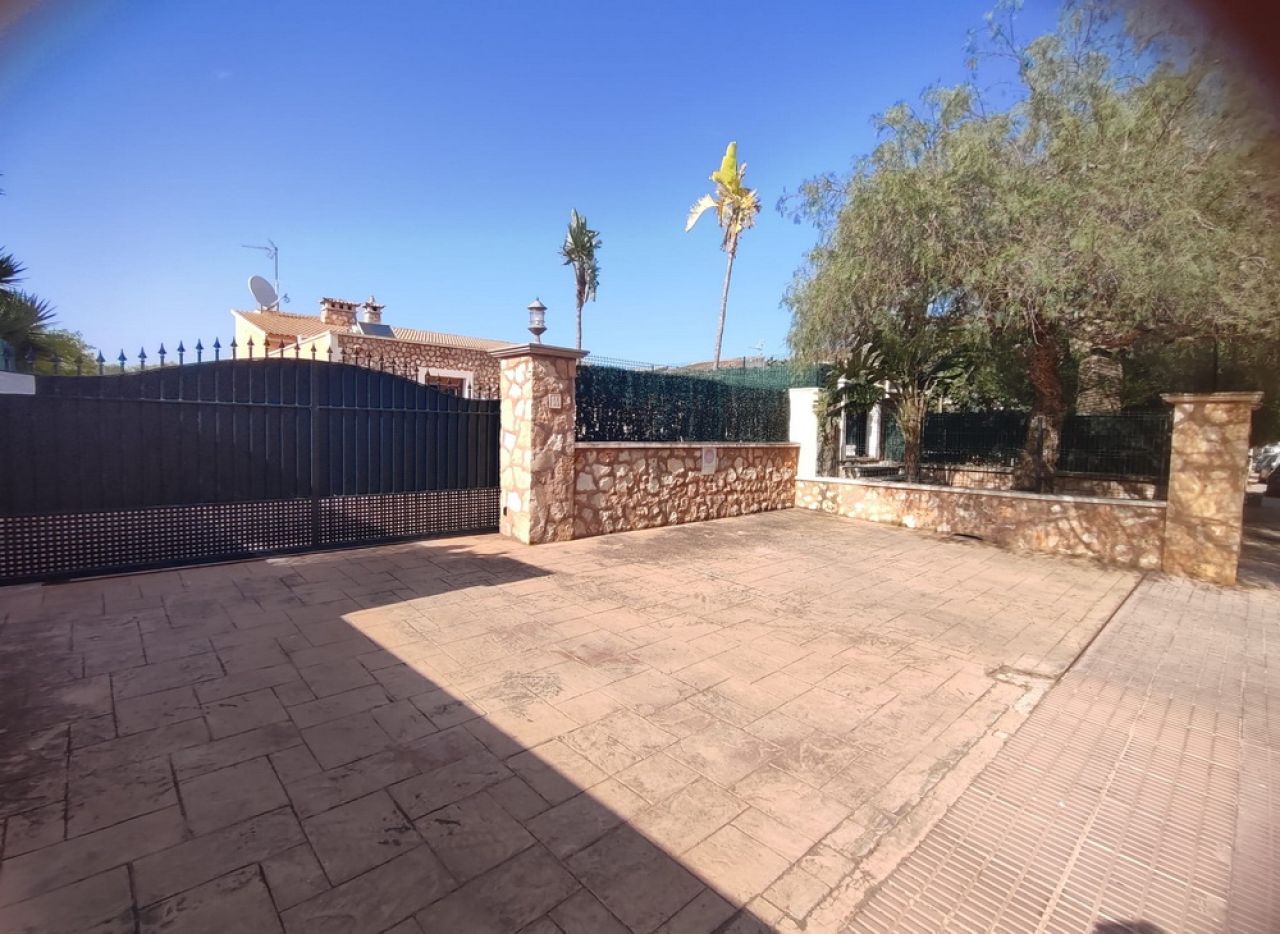 Winter: Ebenerdiges Chalet mit Ölzentralheizung und Garten in ruhiger Lage von Porto Colom  CH 27 WT