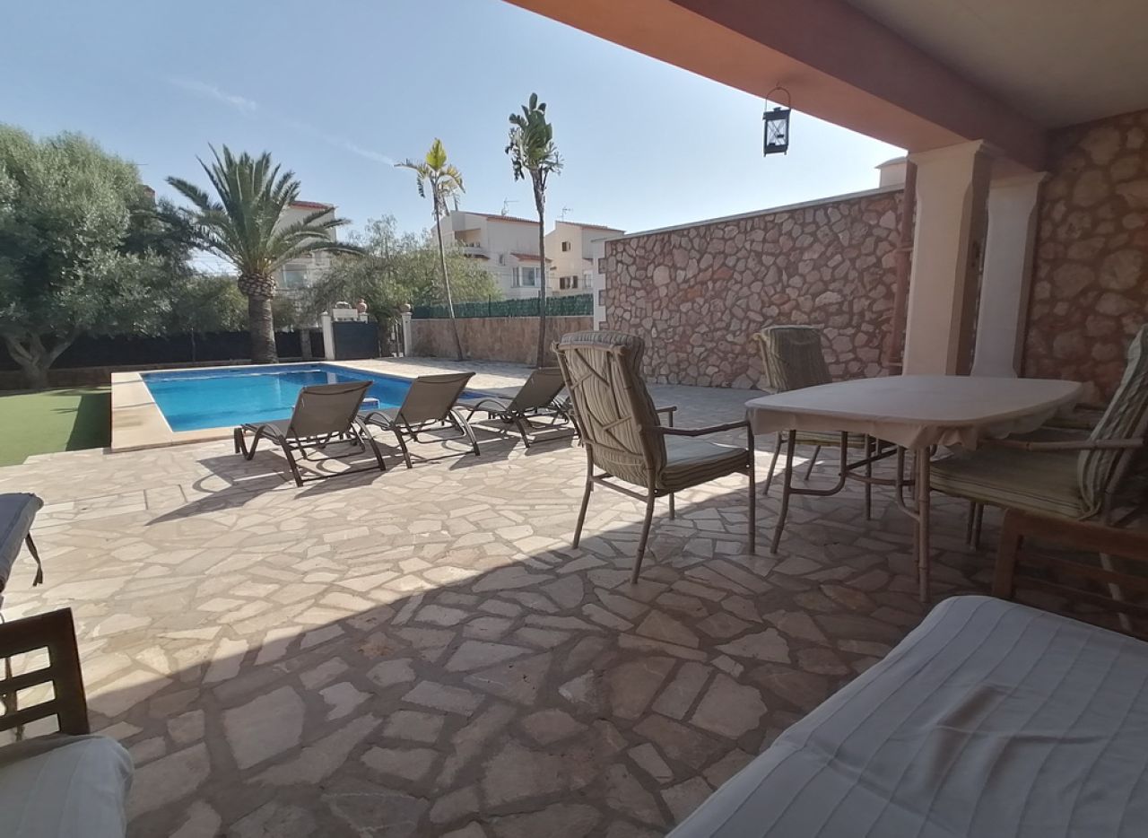 Winter: Ebenerdiges Chalet mit Ölzentralheizung und Garten in ruhiger Lage von Porto Colom  CH 27 WT