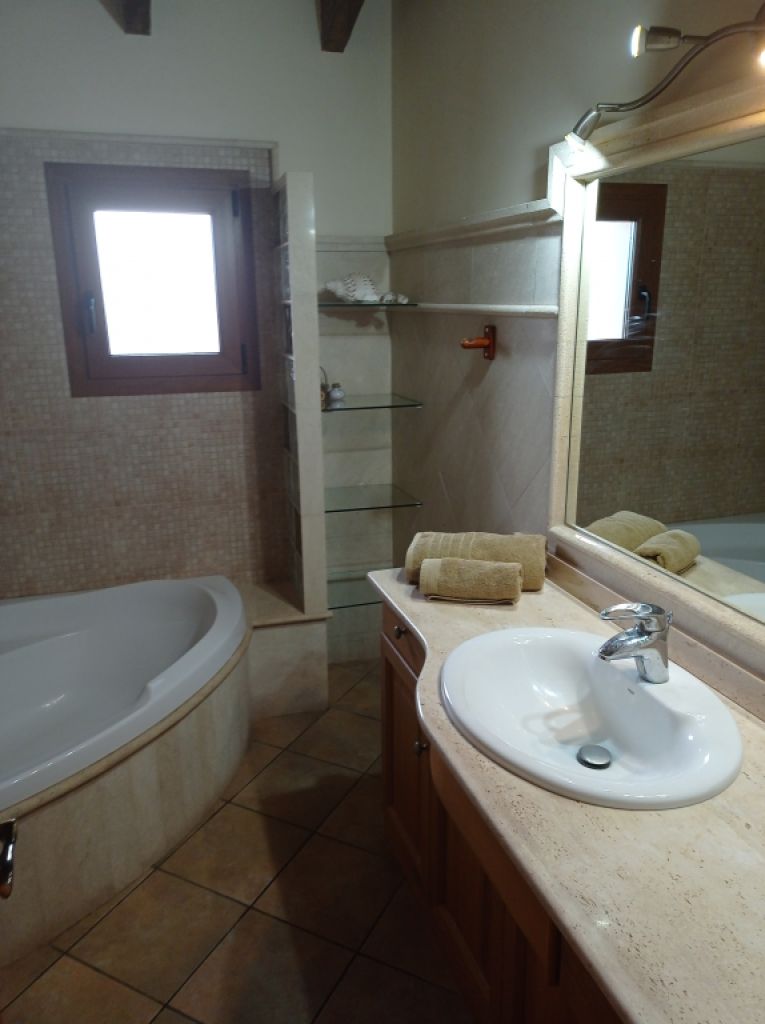 Winter: Grosse Finca mit Heizung, Pool und BBQ zwischen Ses Salines und Colonia St. Jordi -- F 37 WT