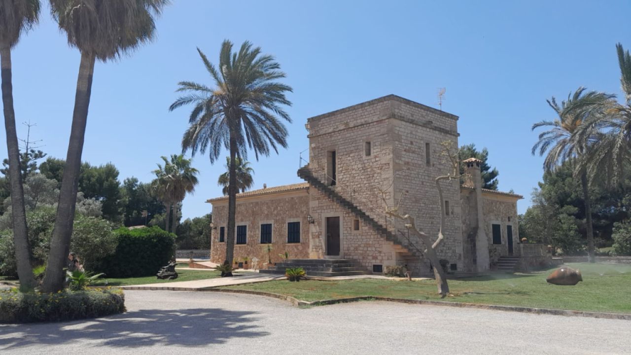 Winter: Grosse Finca mit traumhaftem Garten  bei Ses Salines -- F  63 WT