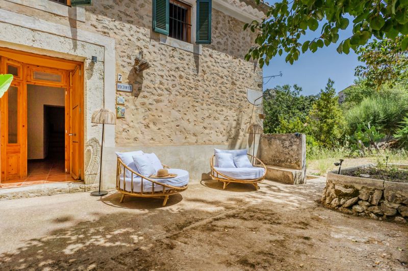 WINTER: Historische Finca -DH  mit Kamin in absolut ruhiger Lage in Orient- West --- F 04 WT