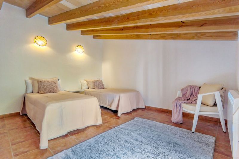 WINTER: Historische Finca -DH  mit Kamin in absolut ruhiger Lage in Orient- West --- F 04 WT