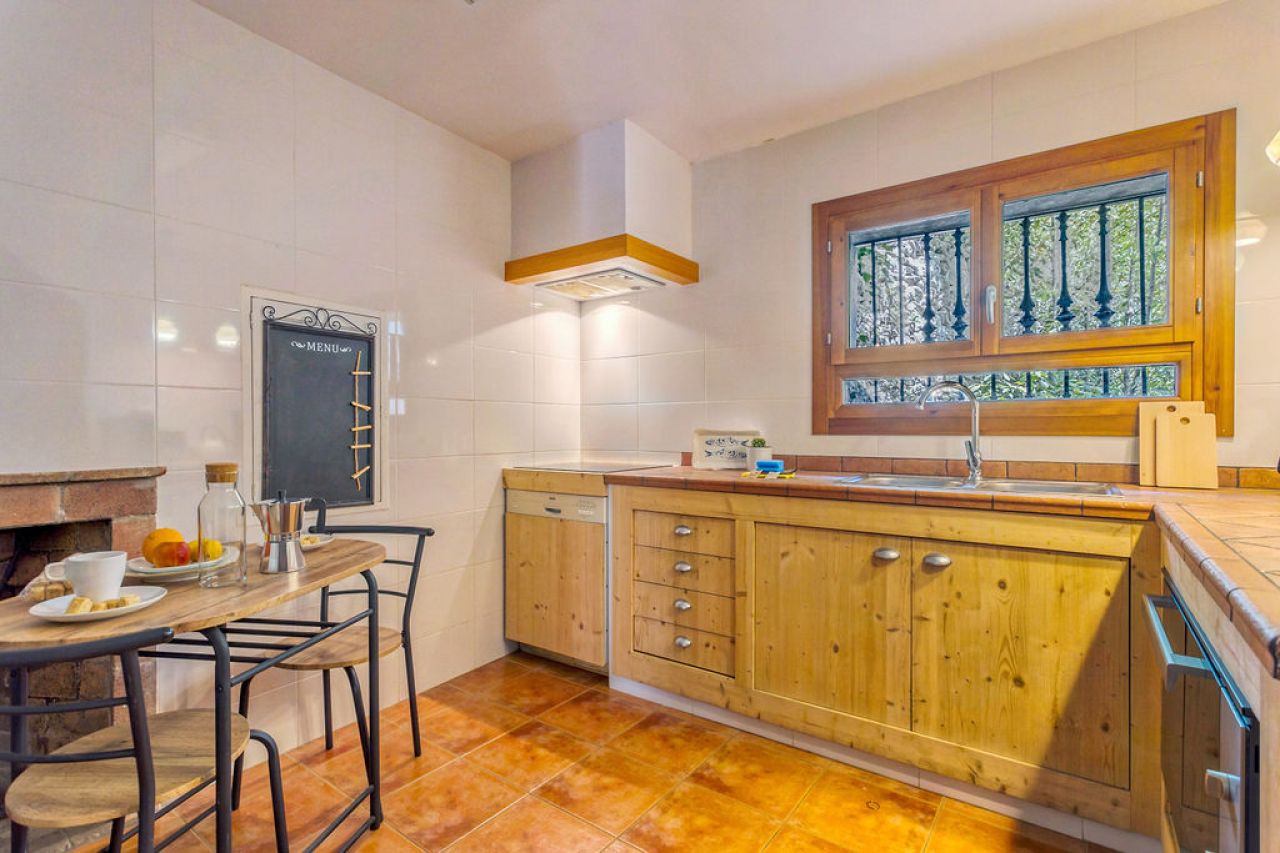 WINTER: Historische Finca -DH  mit Kamin in absolut ruhiger Lage in Orient- West --- F 04 WT