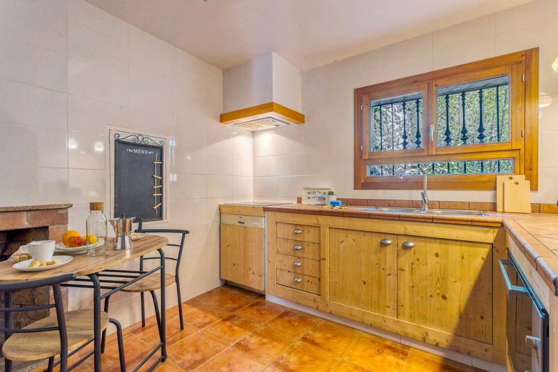 WINTER: Historische Finca -DH  mit Kamin in absolut ruhiger Lage in Orient- West --- F 04 WT