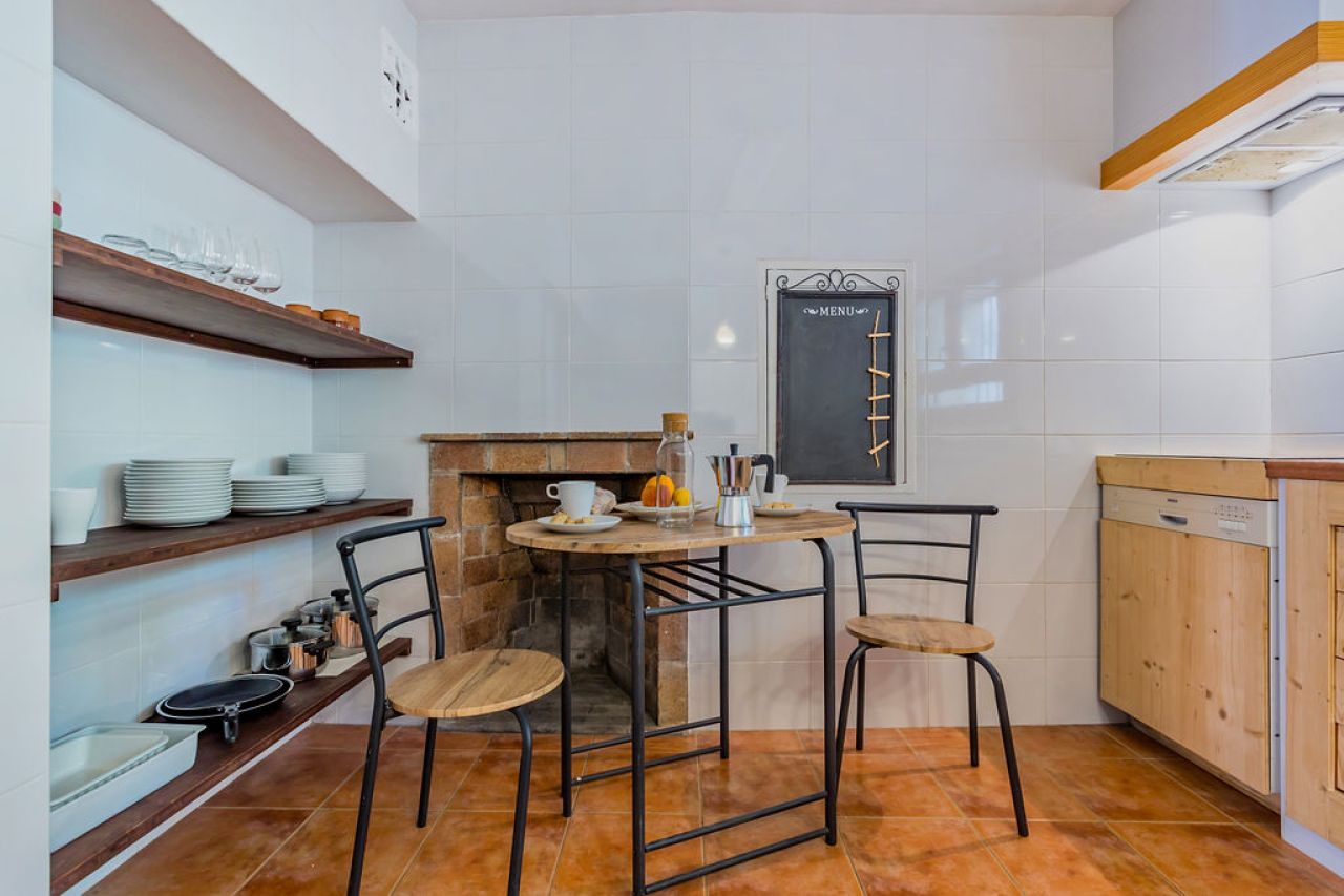 WINTER: Historische Finca -DH  mit Kamin in absolut ruhiger Lage in Orient- West --- F 04 WT