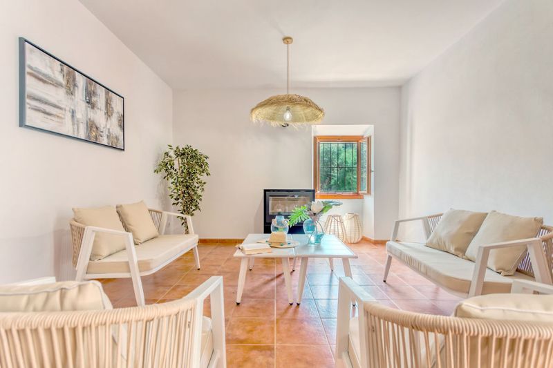 WINTER: Historische Finca -DH  mit Kamin in absolut ruhiger Lage in Orient- West --- F 04 WT