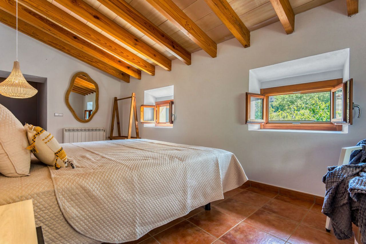 WINTER: Historische Finca -DH  mit Kamin in absolut ruhiger Lage in Orient- West --- F 04 WT