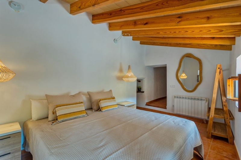 WINTER: Historische Finca -DH  mit Kamin in absolut ruhiger Lage in Orient- West --- F 04 WT