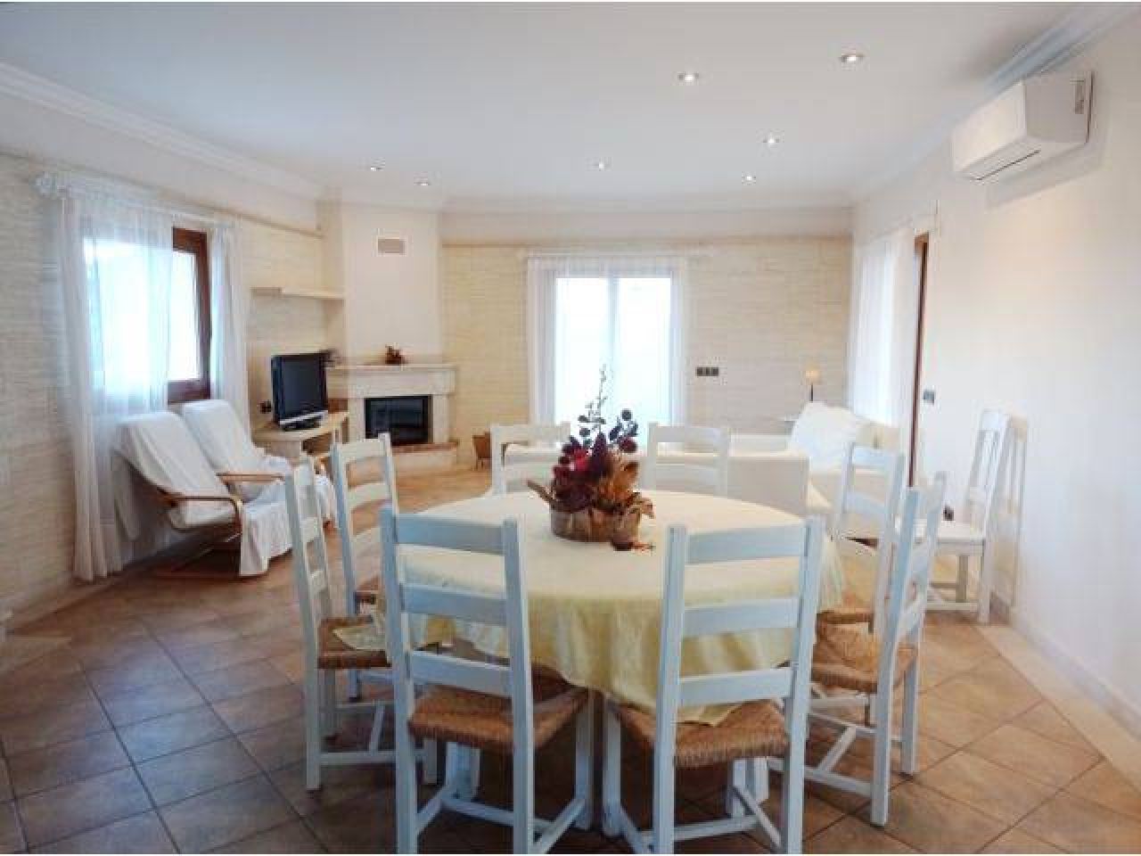 WINTER: Moderne und grosse Finca mit Pool bei Ses Salines -- F 37 WT