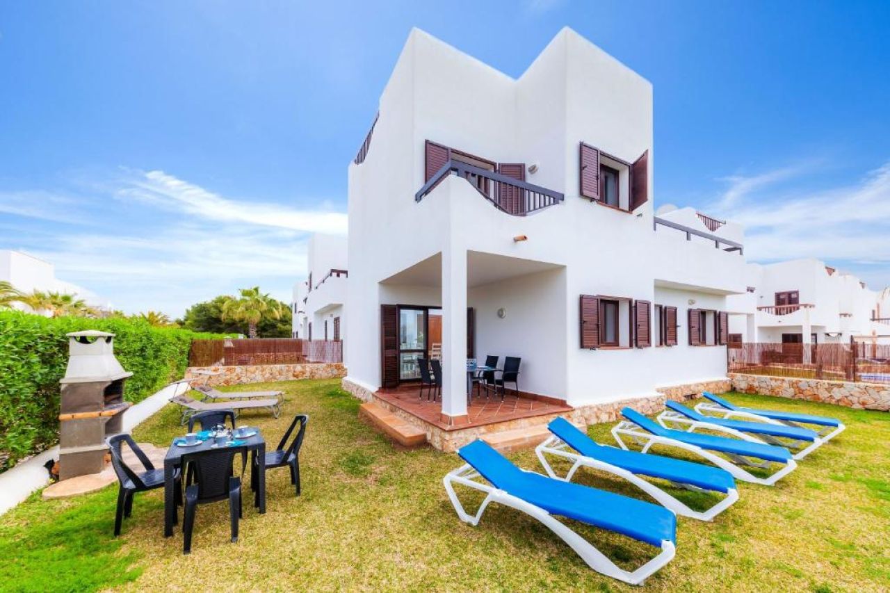 WINTER: Modern chalet with heating, garden and BBQ in Marina Dor II - Cala Dor -- CH 19 WT