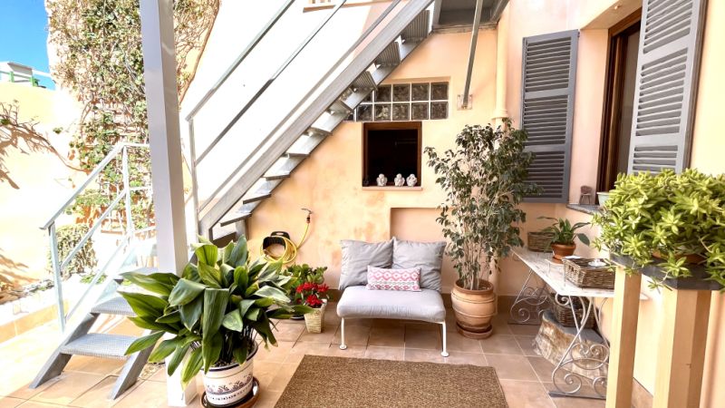 WINTER: Parterre Dorfhaus mit Innenhof nahe des Hafens von Colonia St Jordi -- DH 01 WT