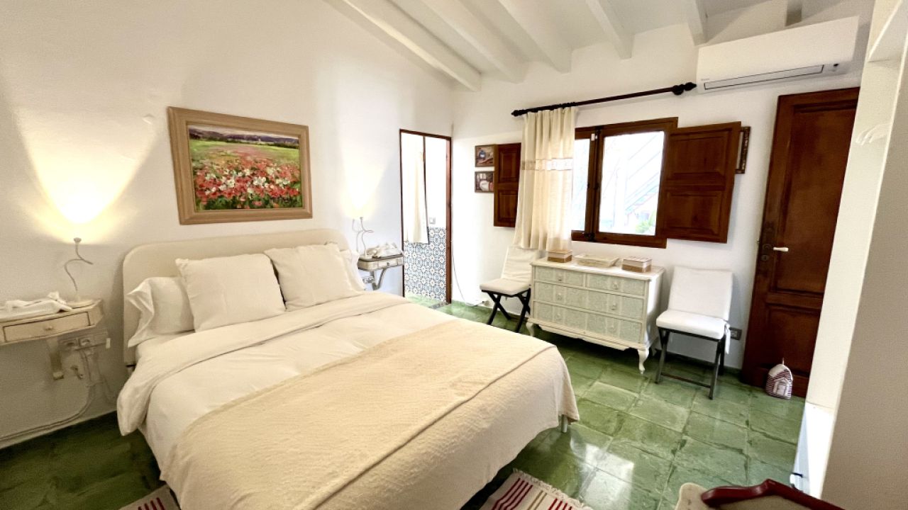 WINTER: Parterre Dorfhaus mit Innenhof nahe des Hafens von Colonia St Jordi -- DH 01 WT