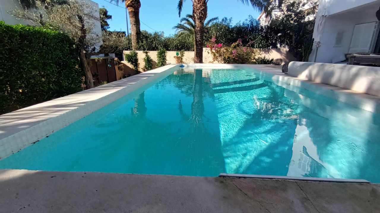 Invierno: Elegante apartamento con 3 terrazas y calefacción en Cala Santanyi -- AP 30 WT