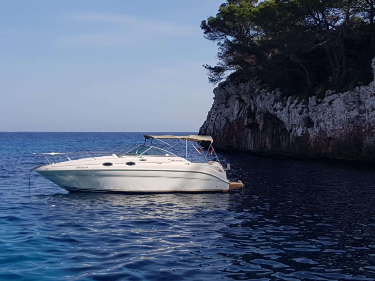WINTER PRICE: Motorboat Sea Ray 260 Sundancer with berth until March