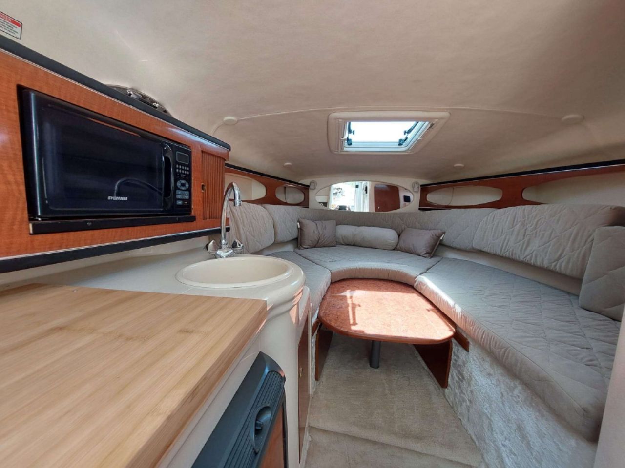 WINTER PRICE: Motorboat Sea Ray 260 Sundancer with berth until March
