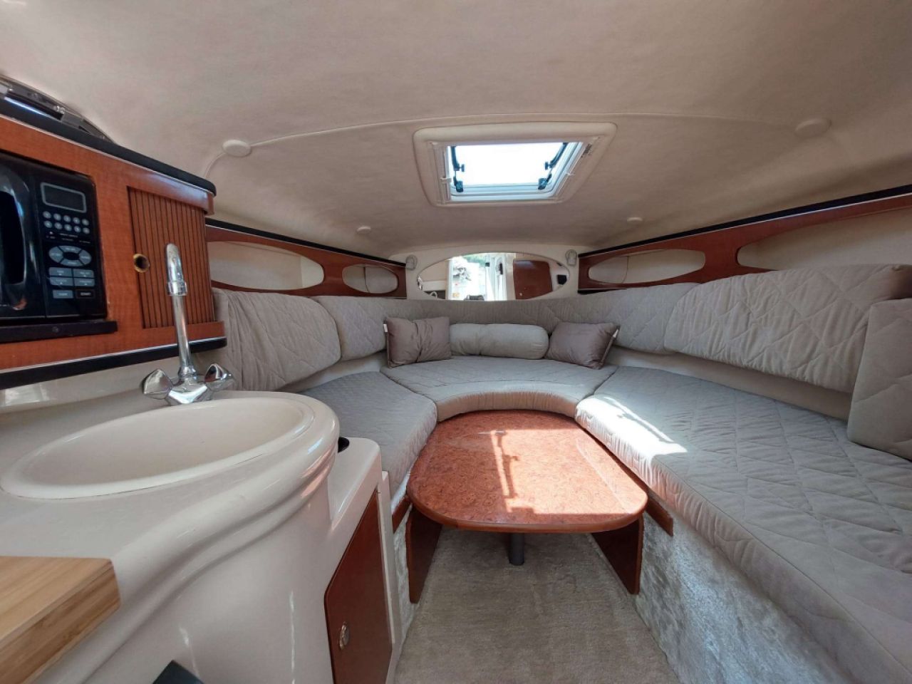 WINTER PRICE: Motorboat Sea Ray 260 Sundancer with berth until March