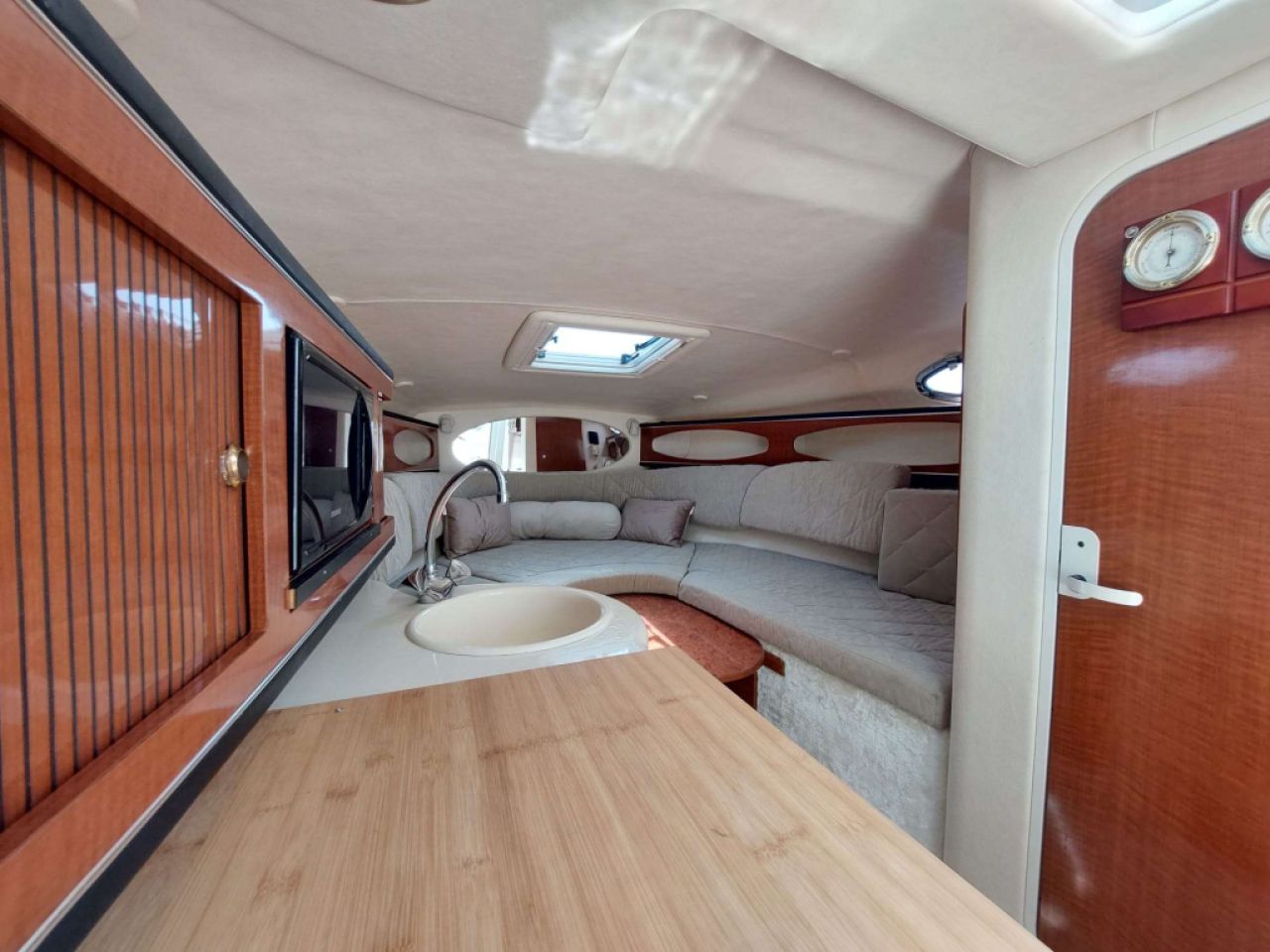 WINTER PRICE: Motorboat Sea Ray 260 Sundancer with berth until March